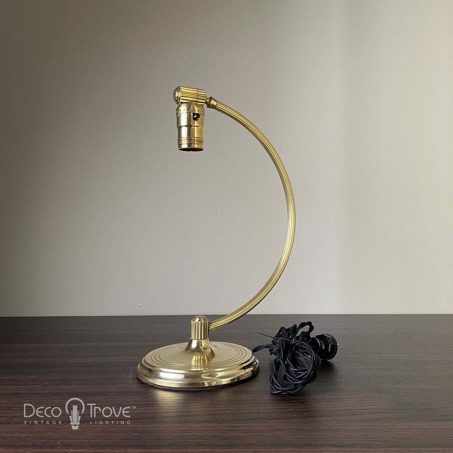 Lampe de table pivotante arquée Chase en laiton