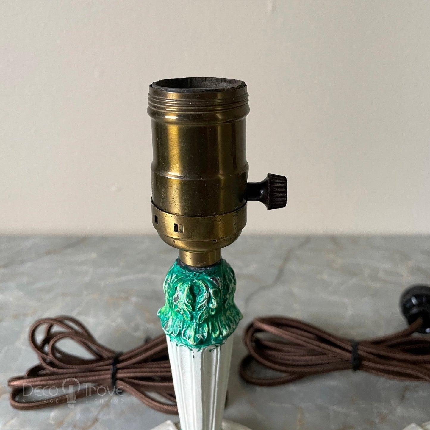 Paire de petites lampes de boudoir florales argentées et noires