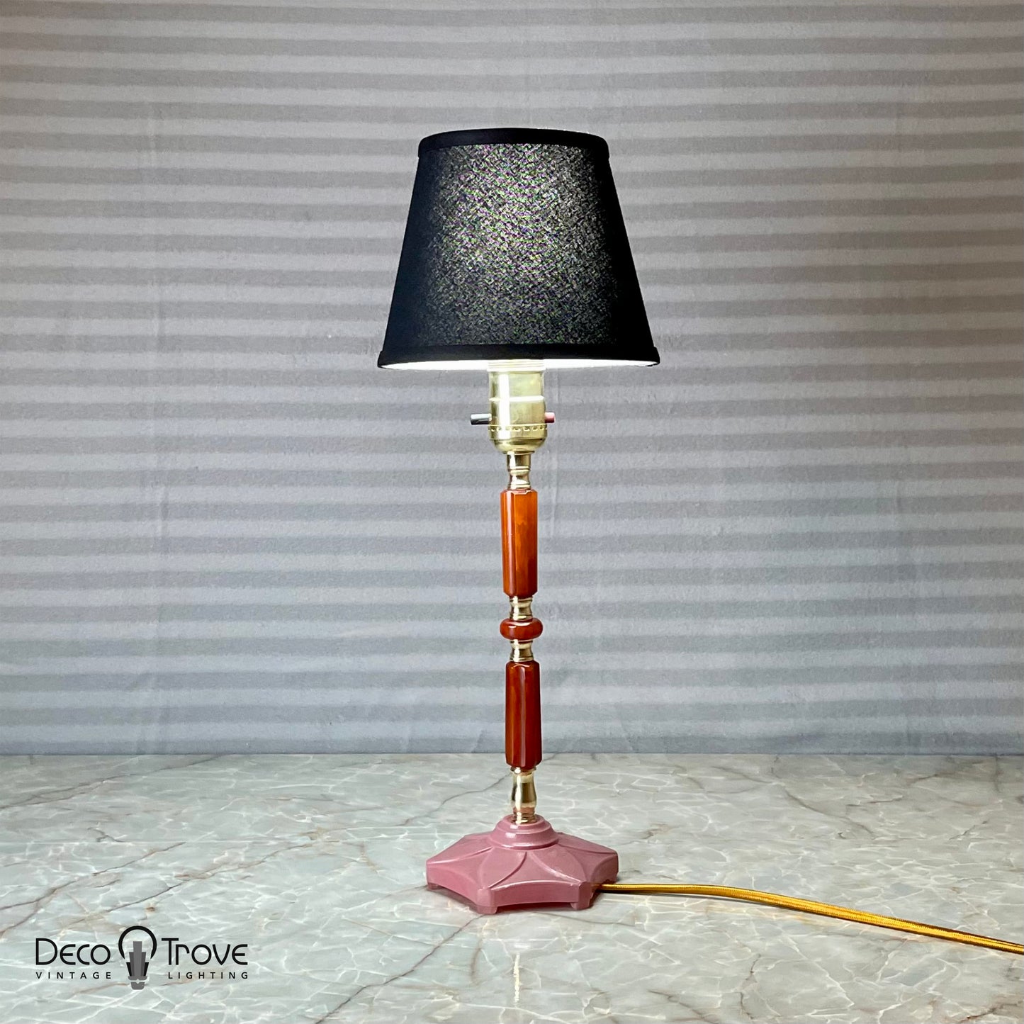 Lampe Catalin rouge avec base florale rose