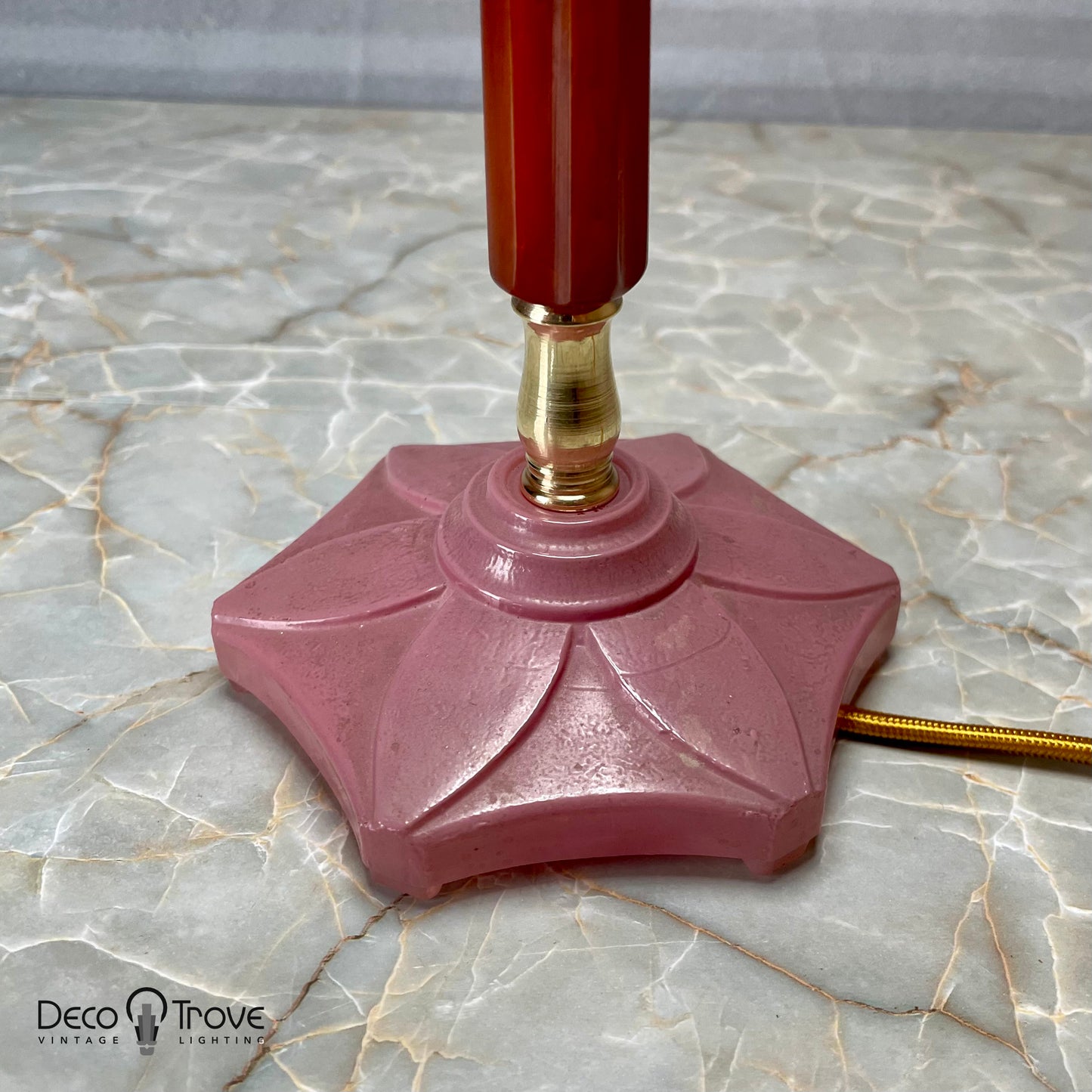 Lampe Catalin rouge avec base florale rose