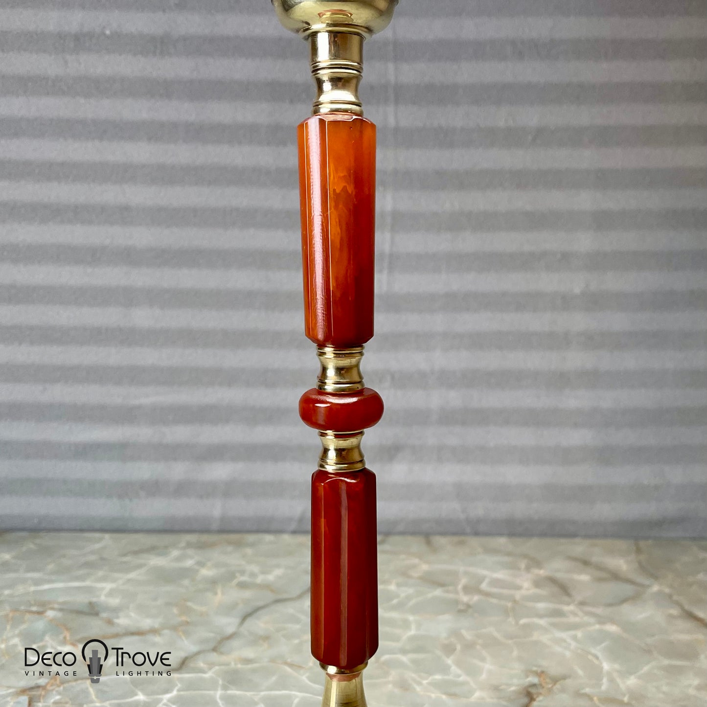 Lampe Catalin rouge avec base florale rose