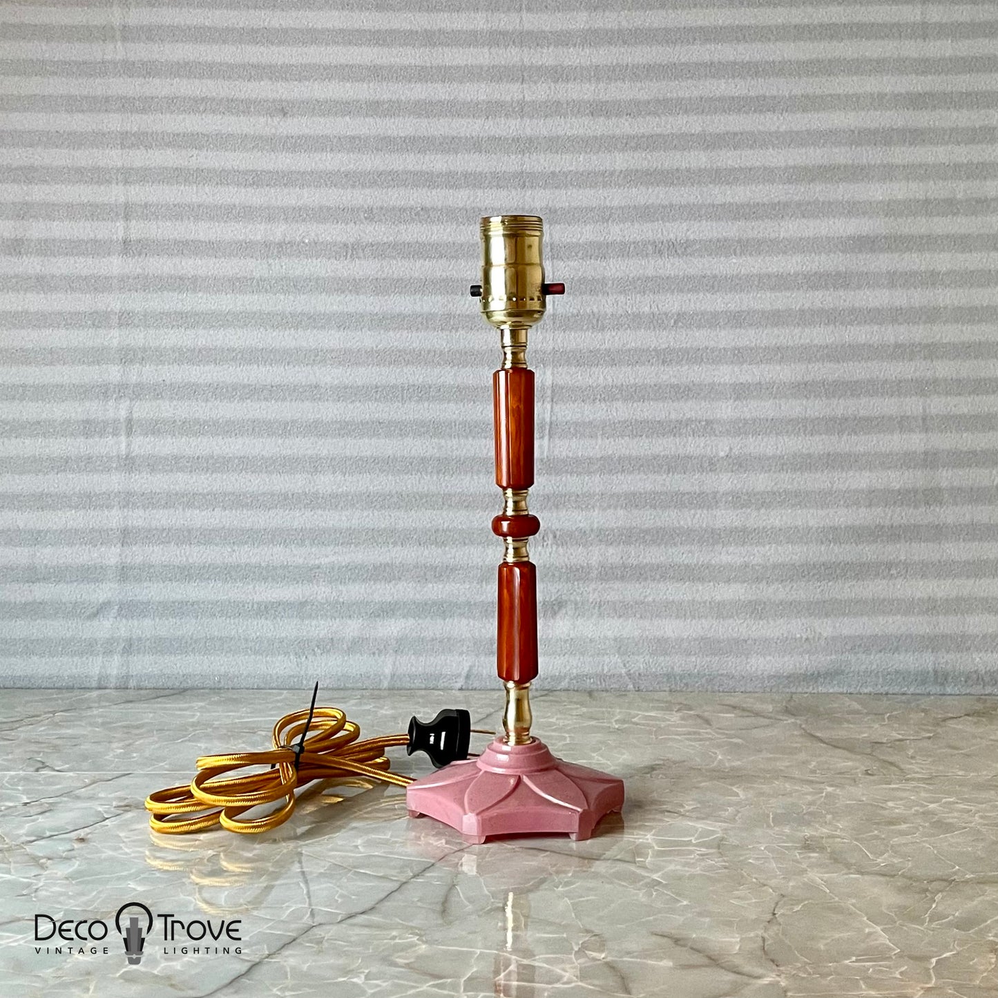Lampe Catalin rouge avec base florale rose