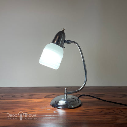 Lampe de bureau incurvée en chrome et verre blanc