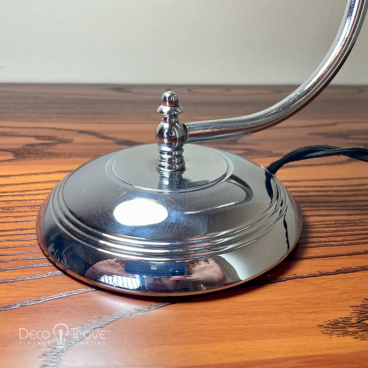 Lampe de bureau incurvée en chrome et verre blanc