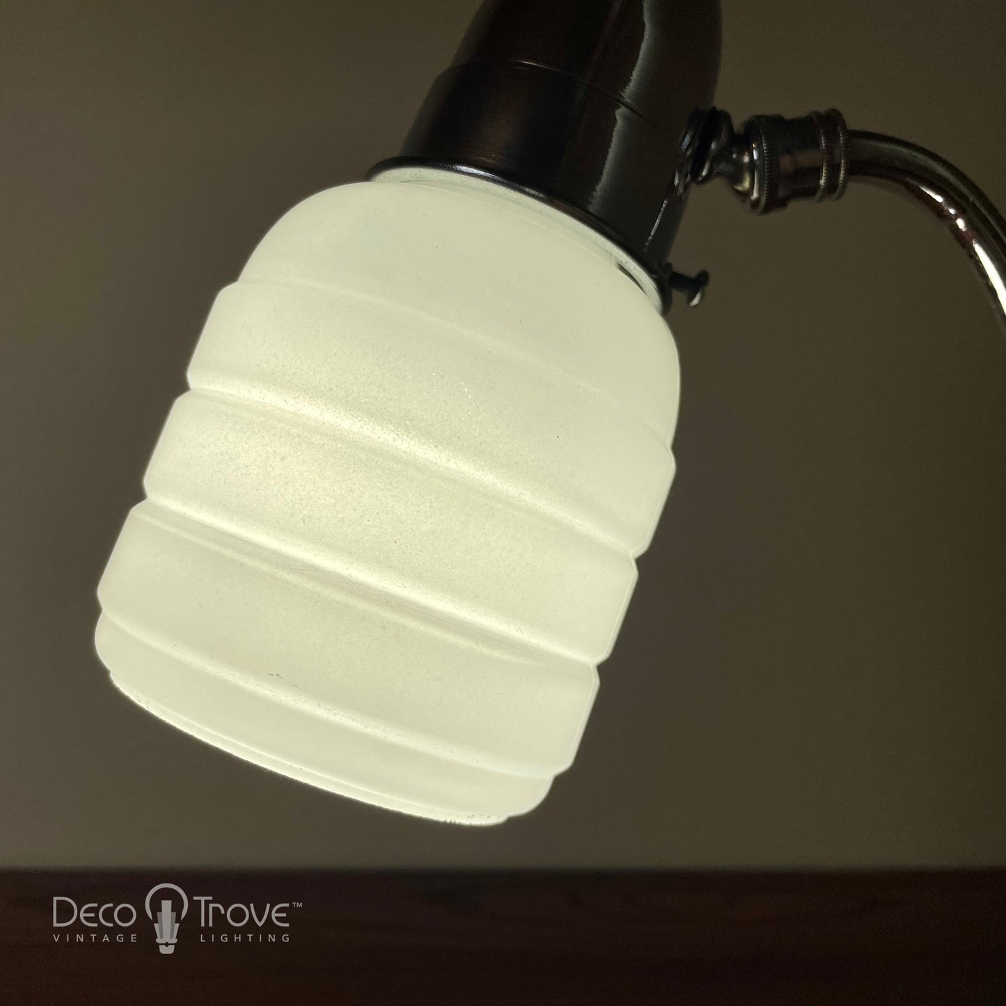 Lampe de bureau incurvée en chrome et verre blanc