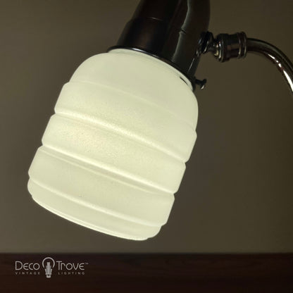 Lampe de bureau incurvée en chrome et verre blanc