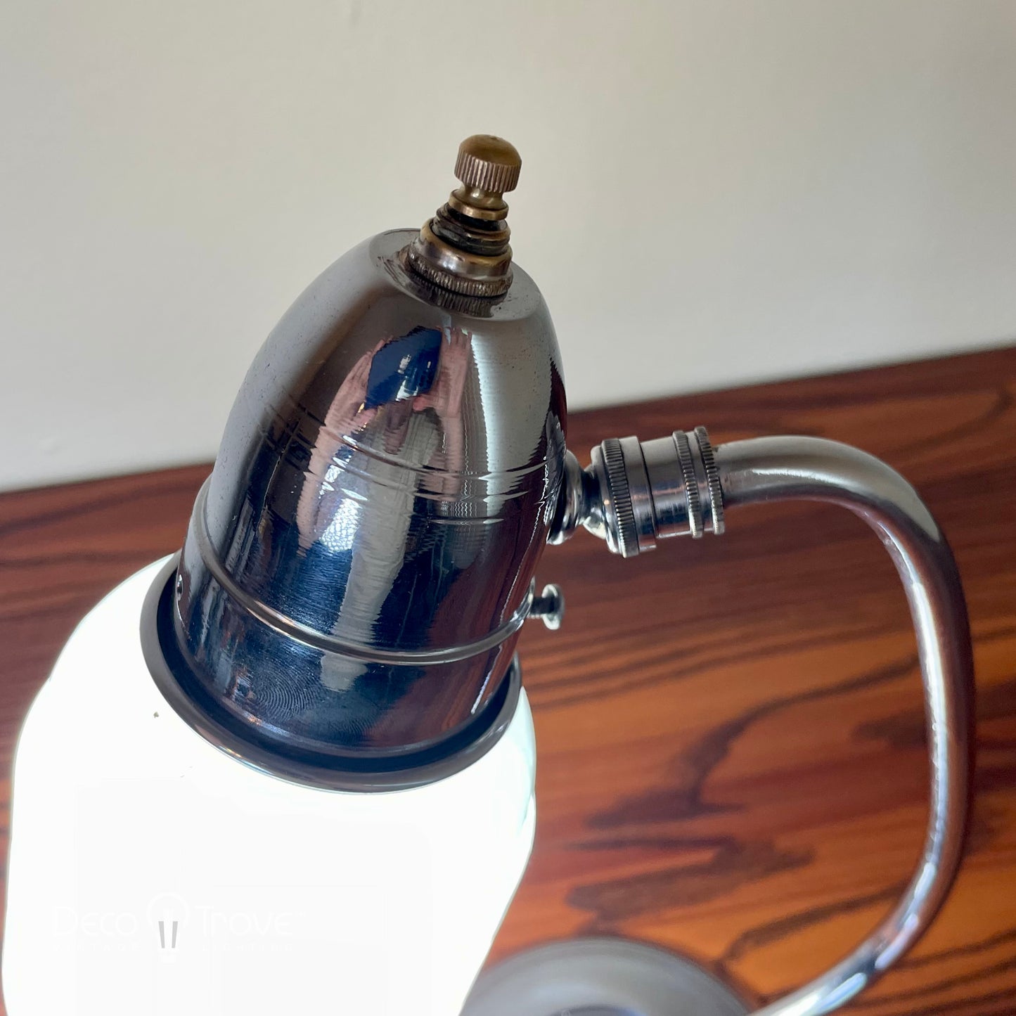 Lampe de bureau incurvée en chrome et verre blanc