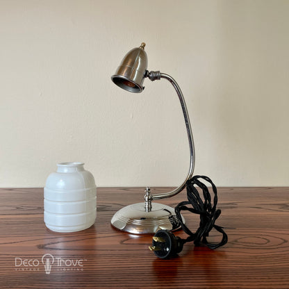 Lampe de bureau incurvée en chrome et verre blanc